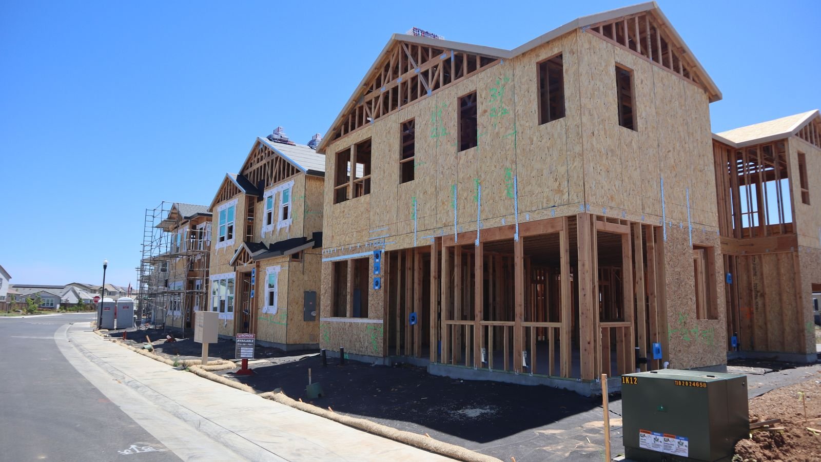 Ossature bois de maisons neuves en cours de construction