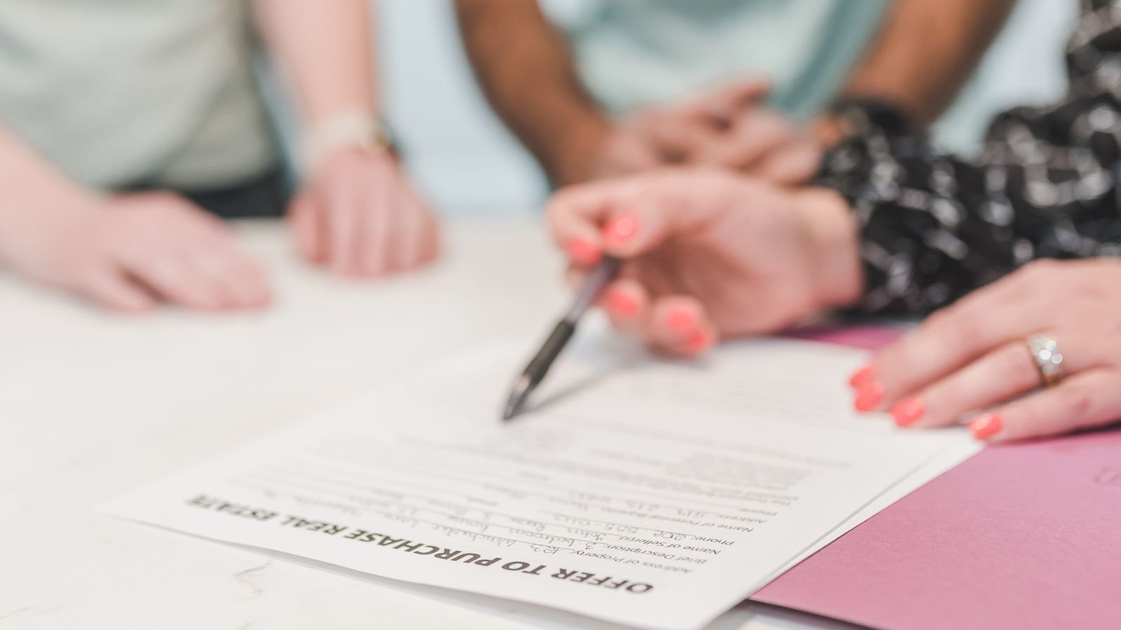Personnes révisant et signant une offre d achat immobilier