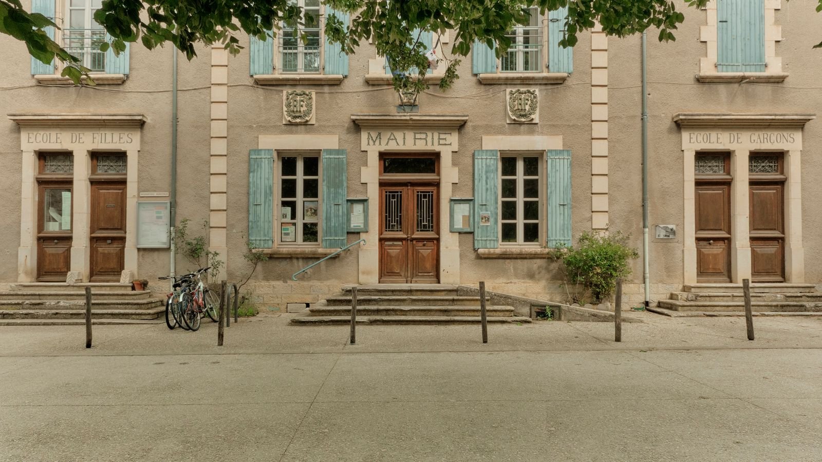 Façade d une mairie française traditionnelle en Auvergne