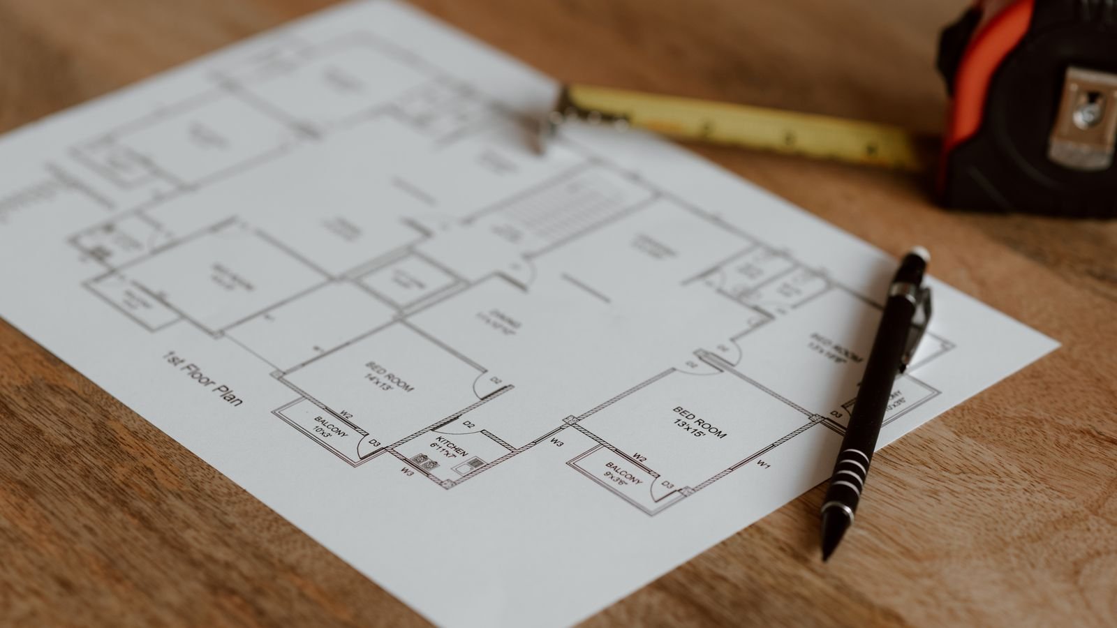 Plan architectural détaillé sur un bureau en bois