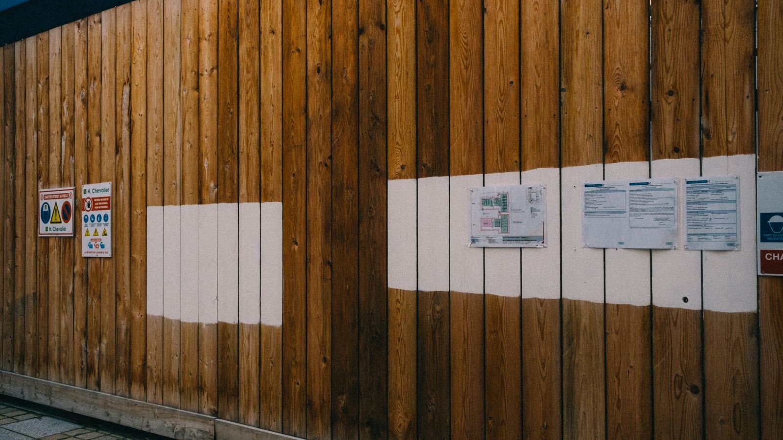 Palissade de chantier en bois avec panneaux d affichage réglementaires