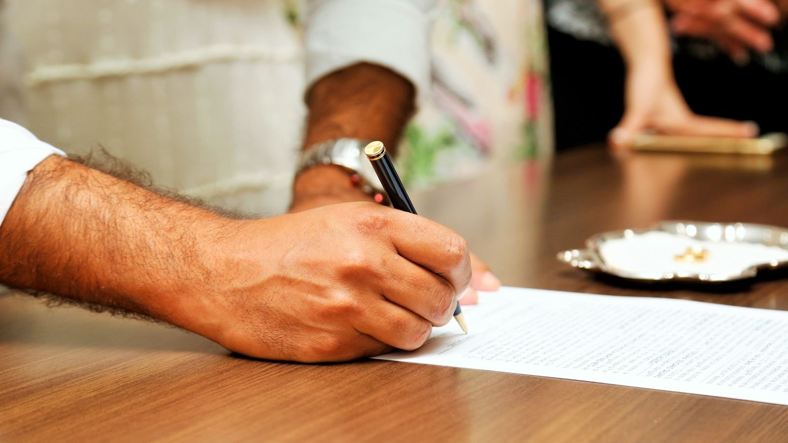 Signature d un document officiel au stylo à bille