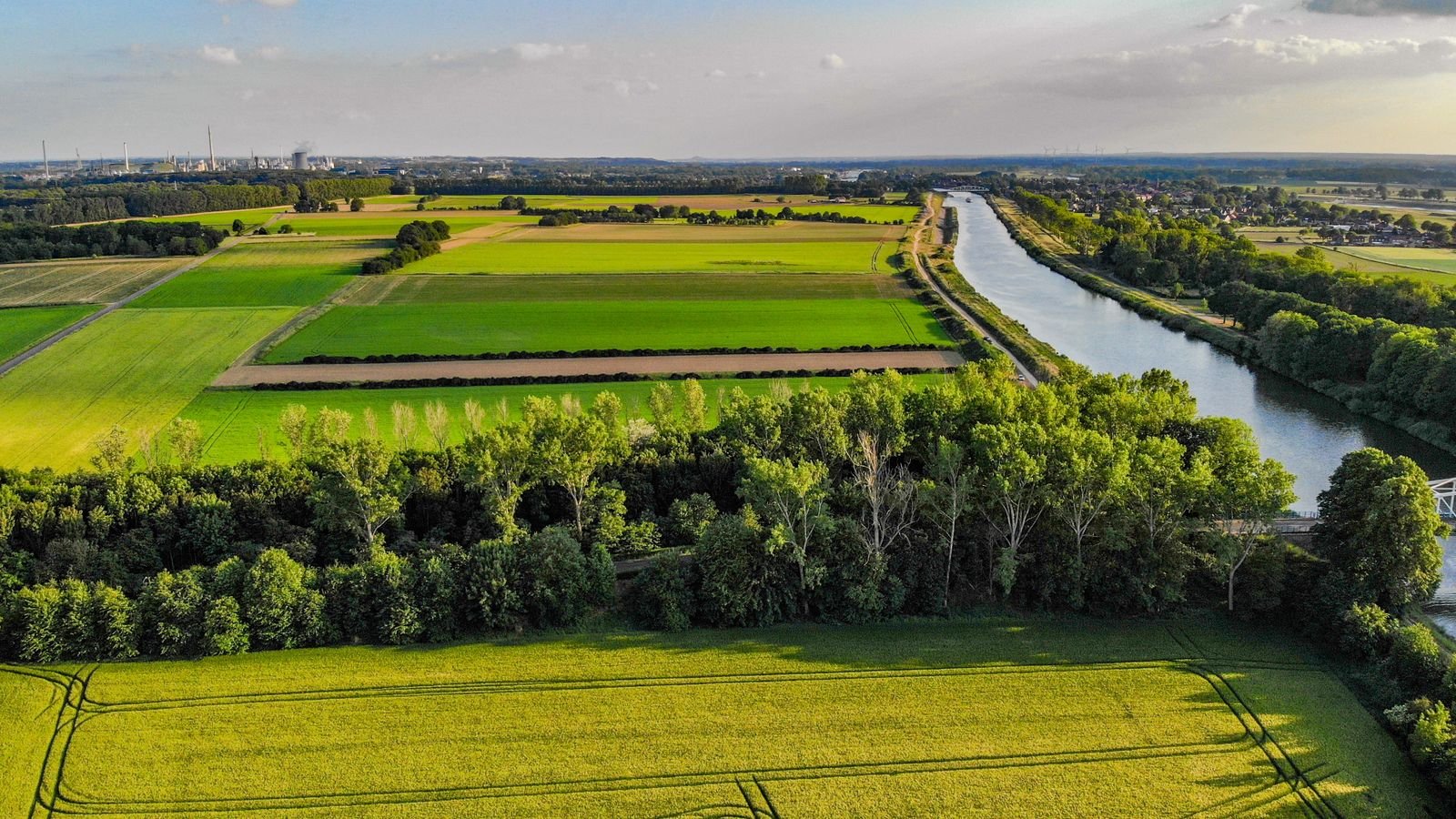 Vue aérienne de terres agricoles délimitées par une rivière